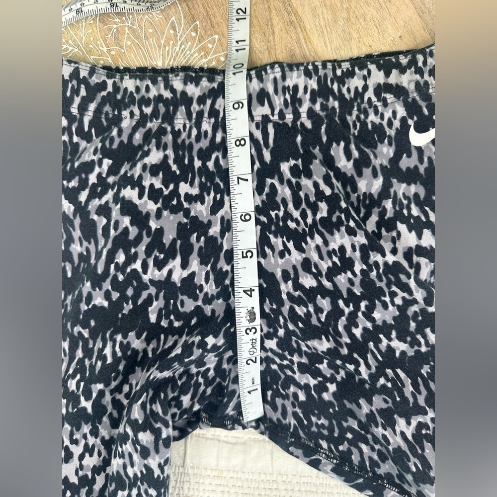 Nike Printed Leggings in Black, Gray, and White Size Medium - Picture 5 of 9